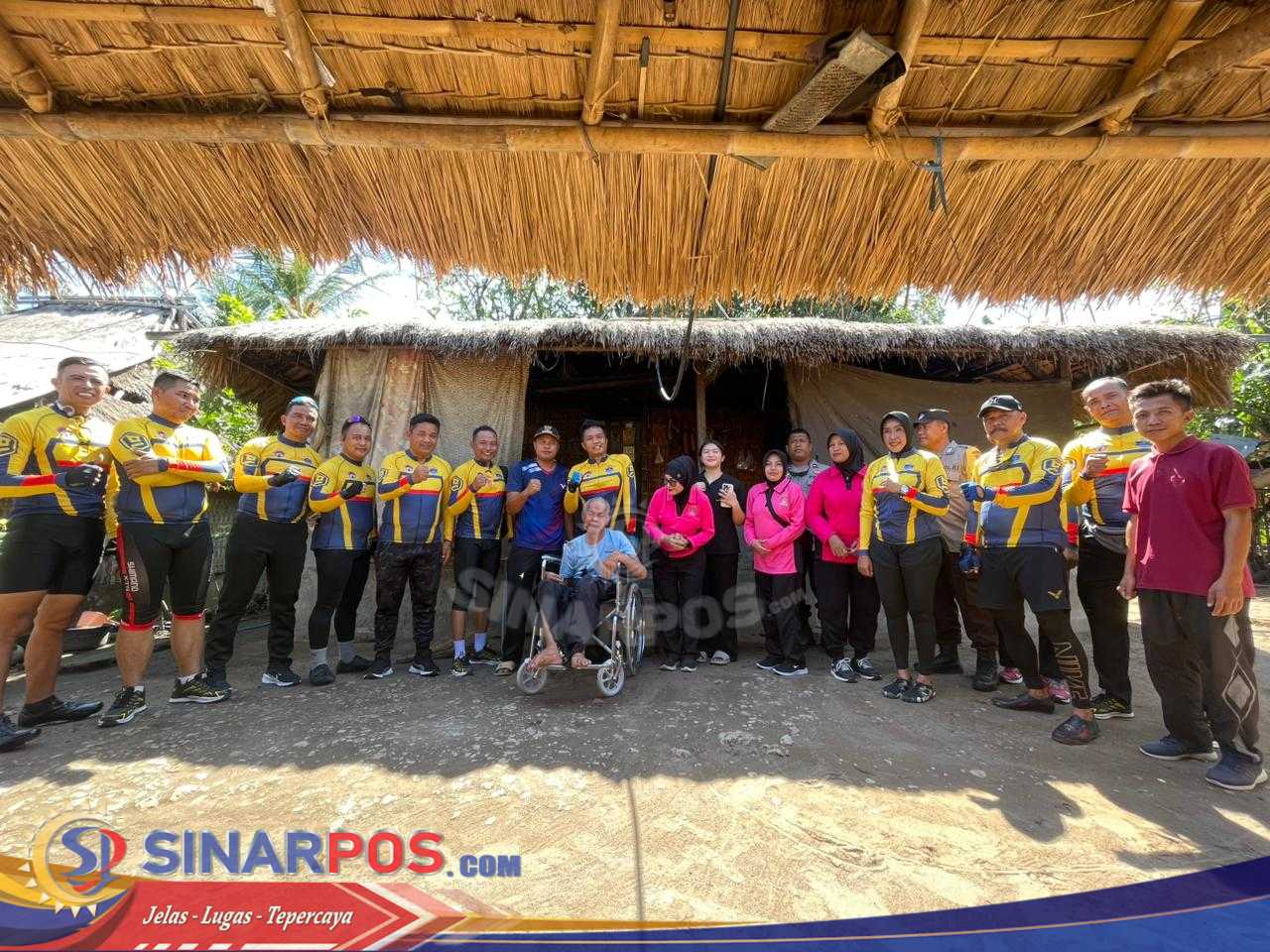 Bhayangkari Lombok Utara Dorong Gerakan Cegah Stunting, Kapolres Serahkan Kursi Roda untuk Warga Lumpuh.