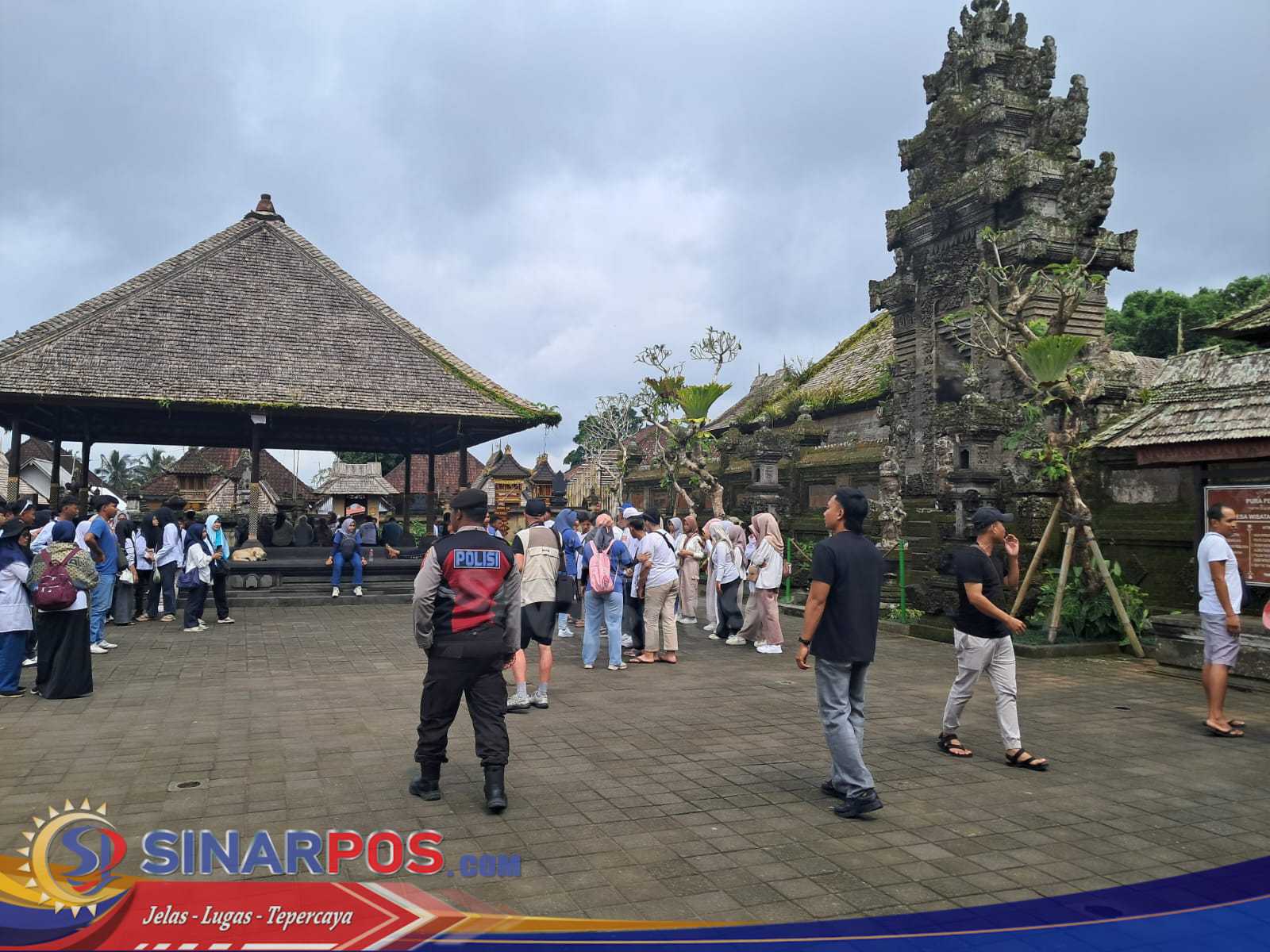 Anggota Polsek Bangli Pantau Kunjungan Wisatawan di Desa Wisata Penglipuran