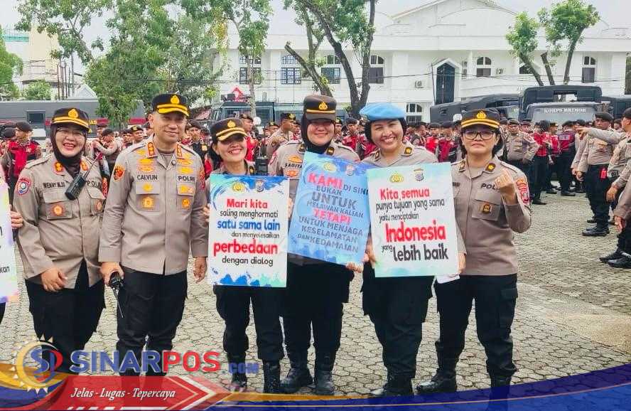 Dengan Humanis, Polwan Polda Sumut Laksanakan Pengamanan Aksi Unjuk Rasa di Kantor Gubernur Sumut