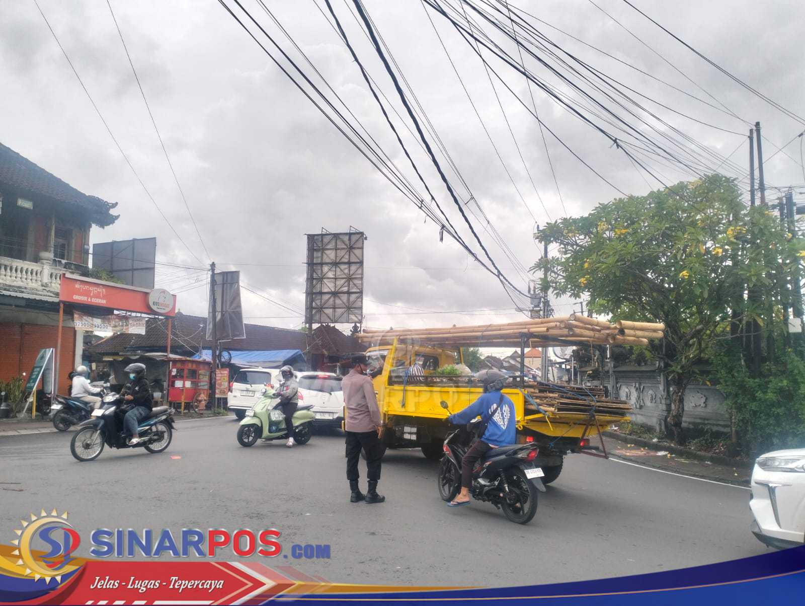 Polsek Abiansemal Fokuskan Pengaturan Lalin Pada Jalur Rawan Padat Polsek Abiansemal Fokuskan Pengaturan Lalin Pada Jalur Rawan Padat