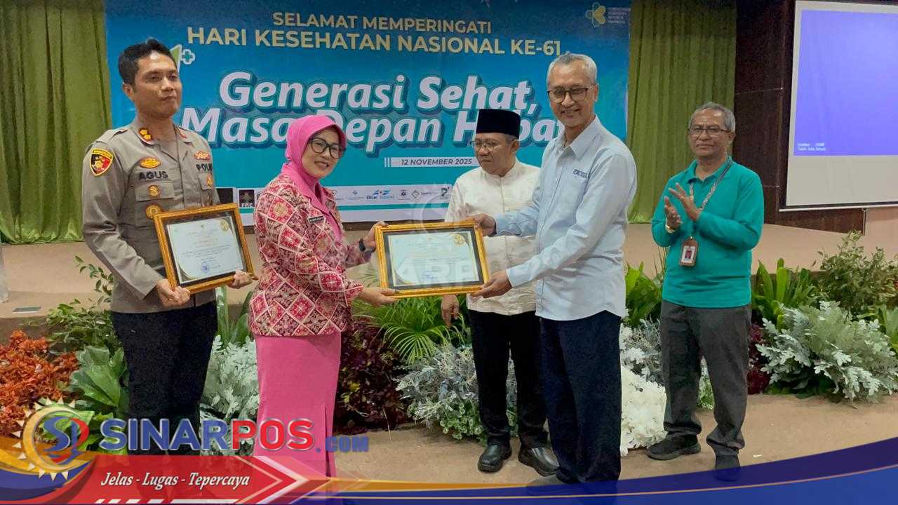 Kapolres dan Ketua Bhayangkari Lombok Utara Terima Penghargaan Bupati pada Peringatan Hari Kesehatan Nasional