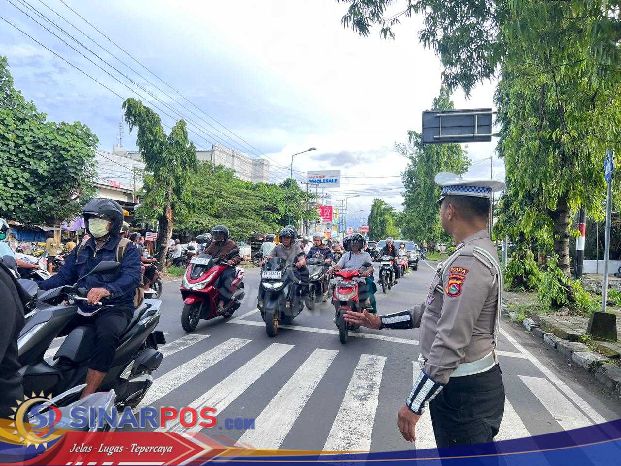 Gencarkan Edukasi Keselamatan Berlalu Lintas, Satgas Preemtif Ops Zebra Rinjani 2025 Sasar Sekolah, Pasar, dan Radio