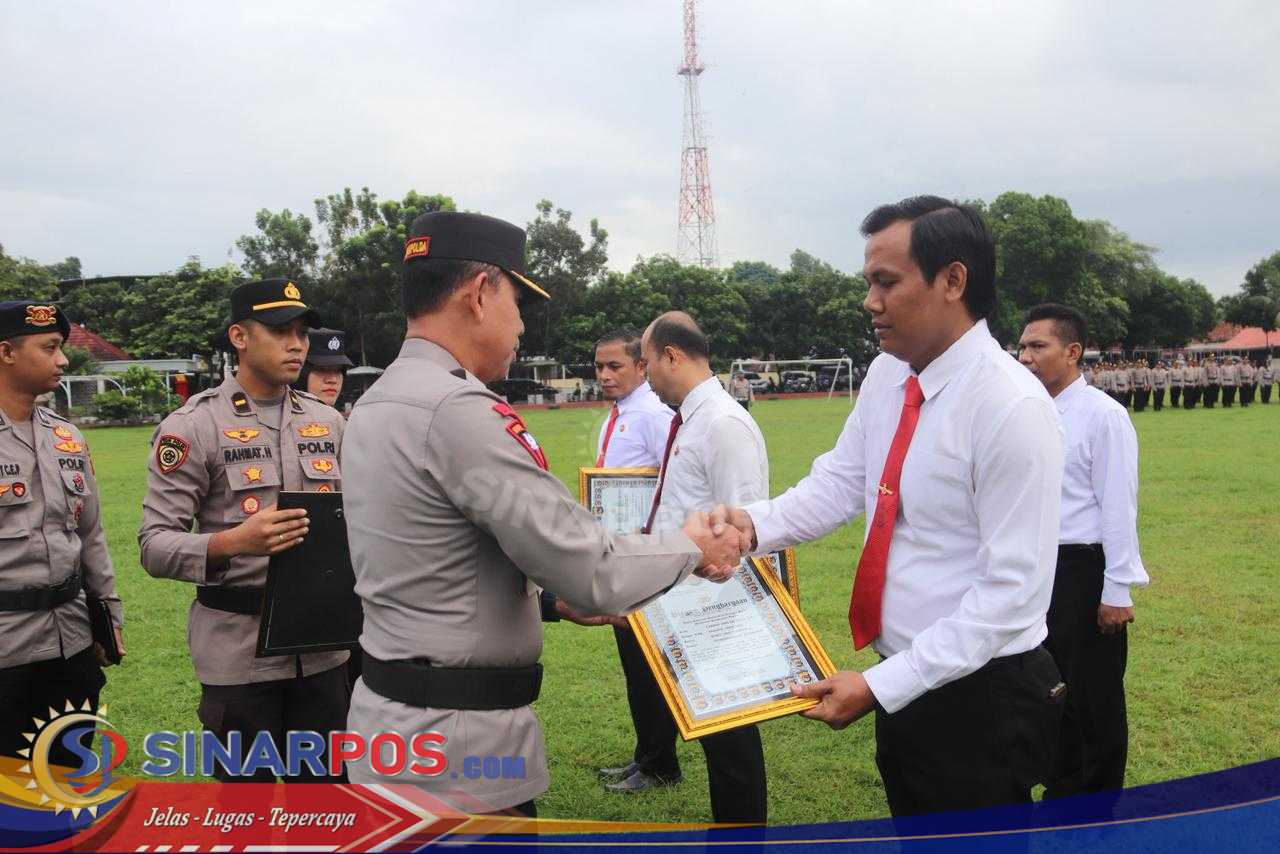 Polda NTB Beri Reward dan PTDH dalam Satu Upacara Polda NTB Beri Reward dan PTDH dalam Satu Upacara