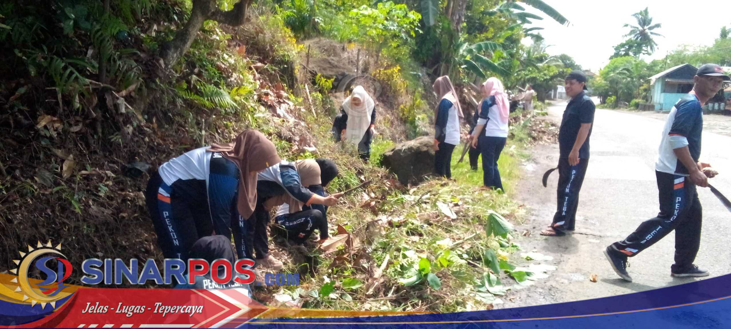 Pekon Teba Gelar Gotong Royong : Jaga Kebersihan Lingkungan