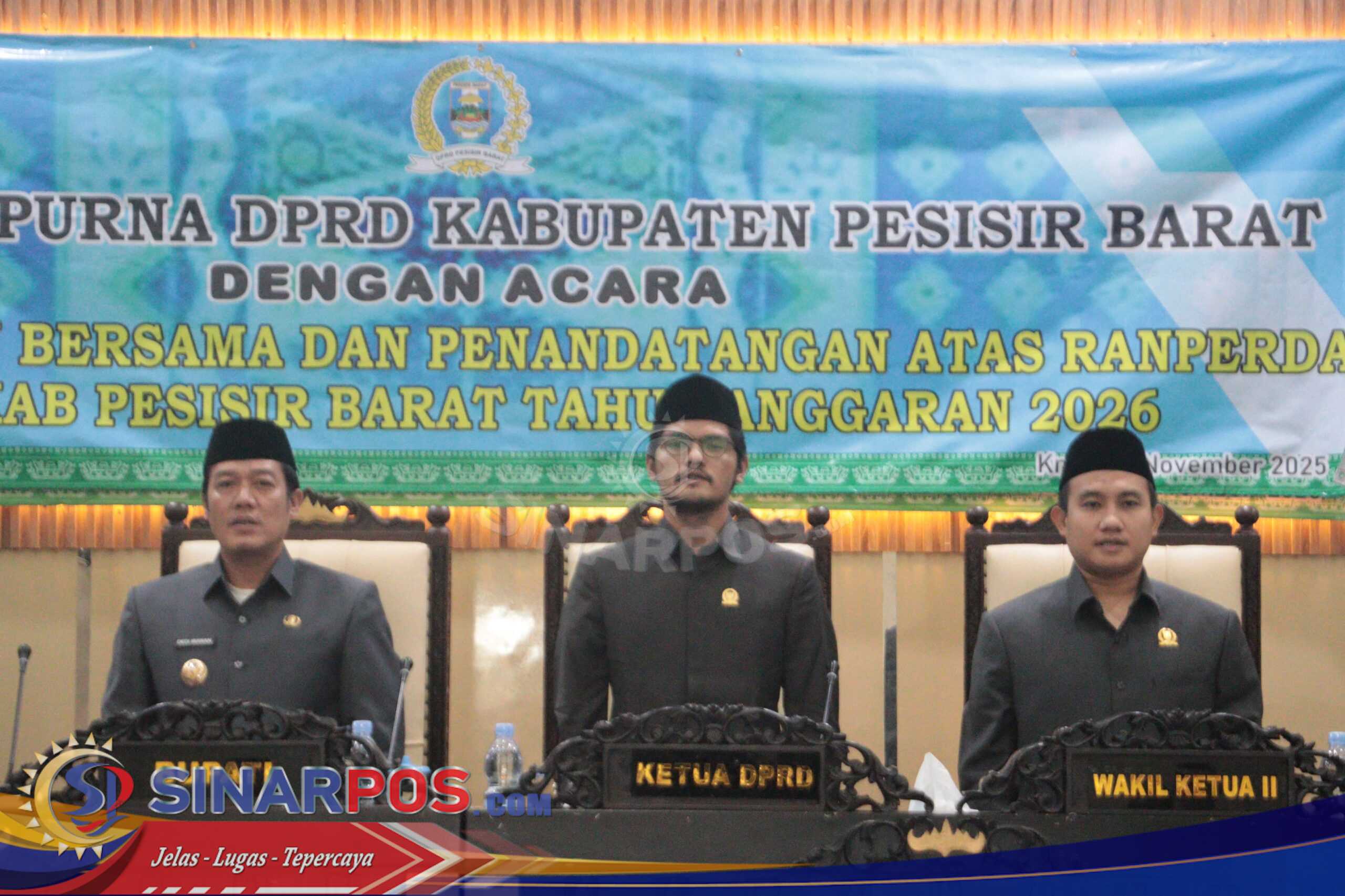 BUPATI DEDI IRAWAN HADIRI PARIPURNA DPRD PESIBAR AGENDA PERSETUJUAN BERSAMA DAN PENANDATANGANAN ATAS RANPERDA APBD PESIBAR TAHUN ANGGARAN 2026