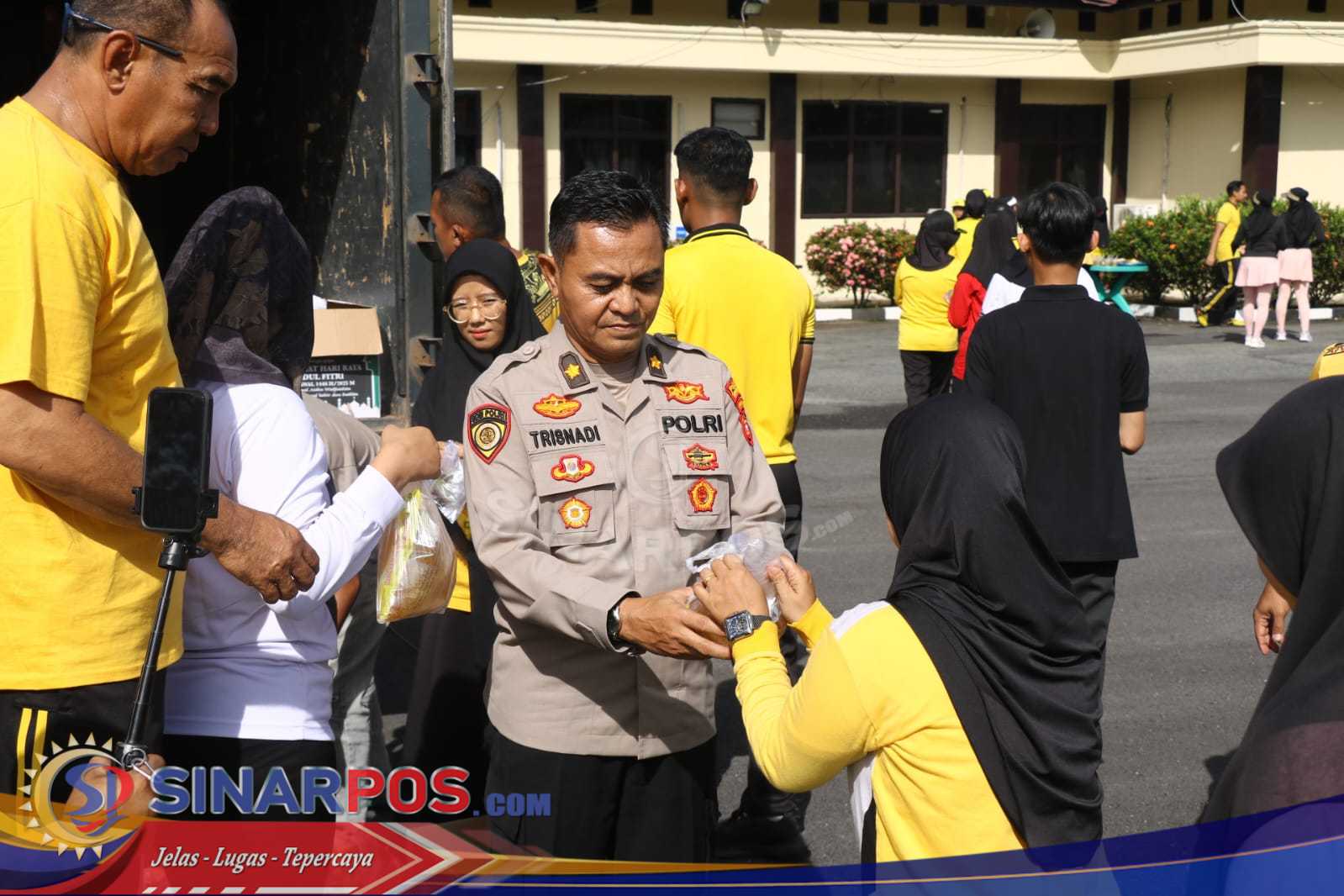 Polres Tulang Bawang Gelar Aksi Humanis: Baglog Bagikan Minyak Goreng Kepada Seluruh Personel