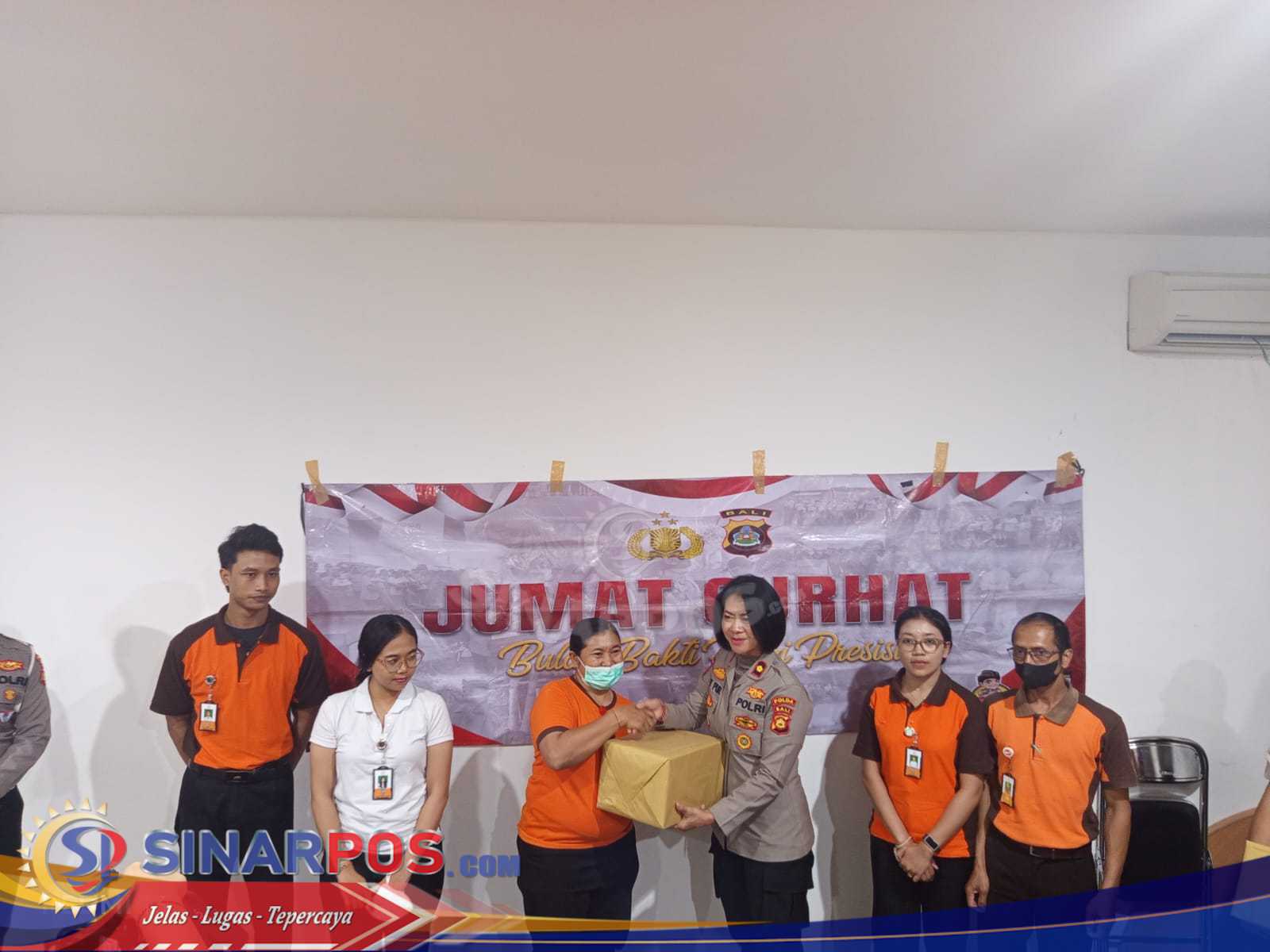 Program Jumat Curhat, Ditlantas Polda Bali memberikan Arahan tentang kelengkapan surat berkendara dan selalu menggunakan helm saat berkendara roda dua.