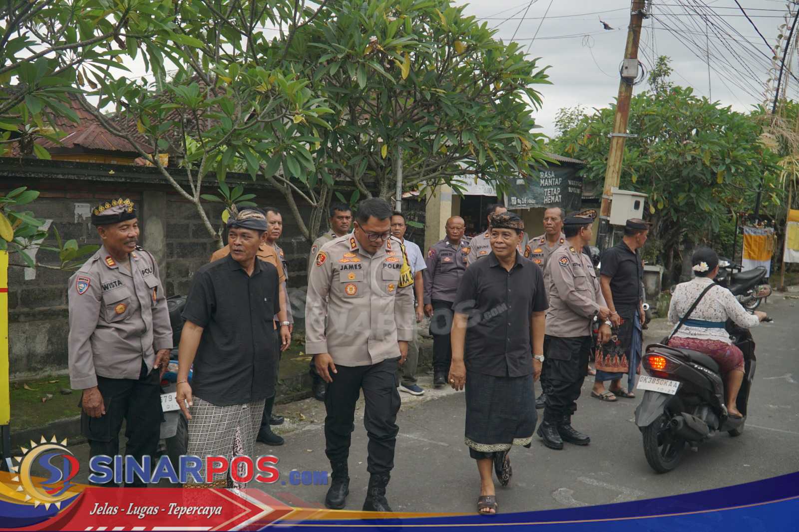Wujud Kepedulian, Kapolres Bangli Melayat ke Rumah Duka Ayahanda AKP I Wayan Sutapa