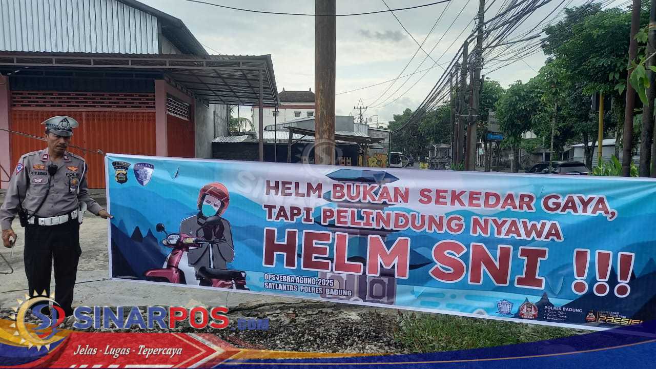Ops Zebra Agung 2025, Subsatgas Dikmas Pasang Spanduk Imbau Keselamatan Pengendara