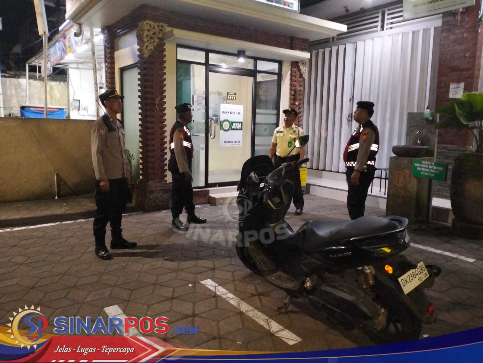 Mencegah Aksi Kejahatan, Polsek Abiansemal Gelar Patroli Samapta Di Area Perbankan