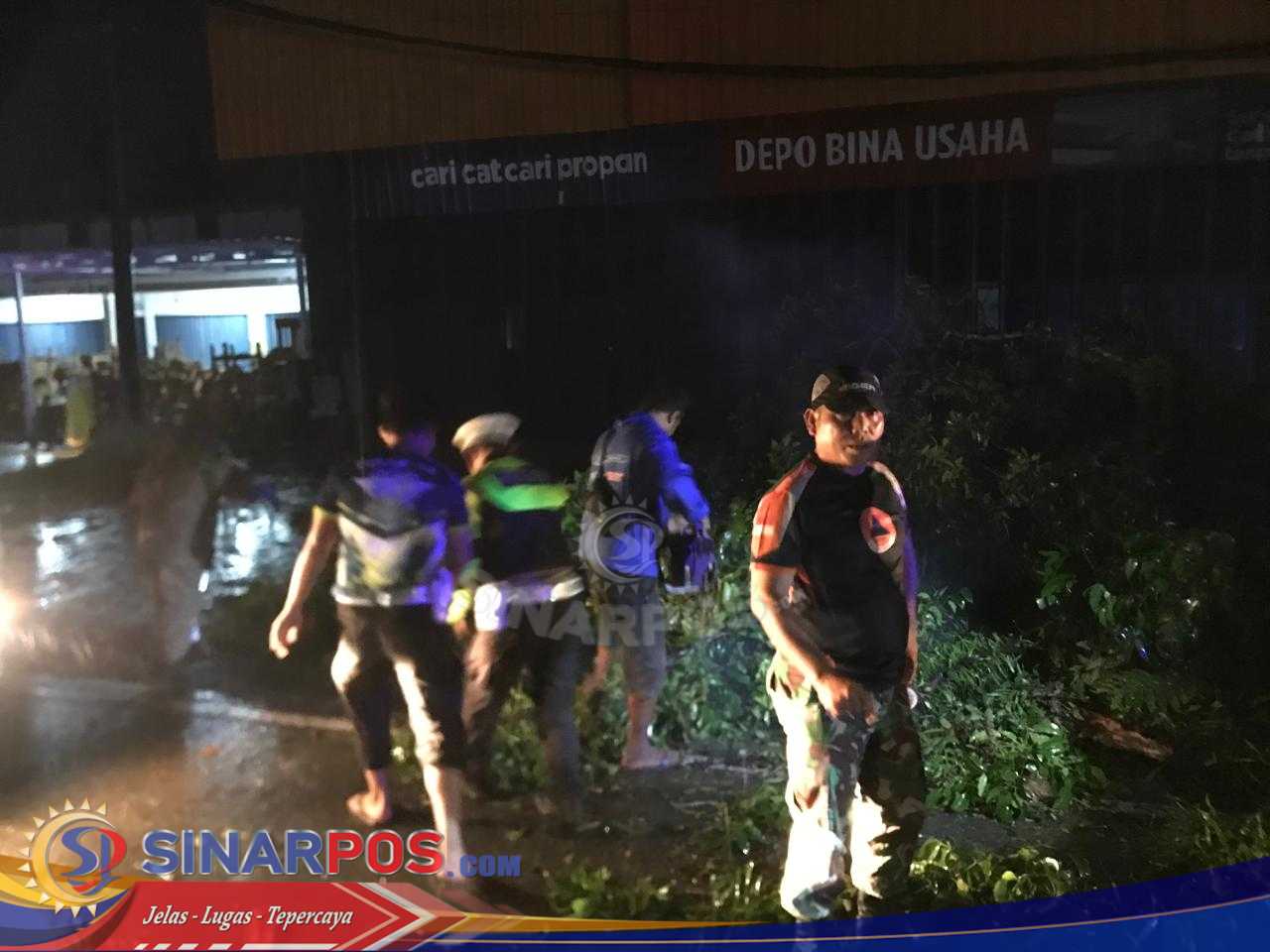 Kapolsek Banjar Agung Pimpin Evakuasi Pohon Tumbang Di Jalintim Km 151