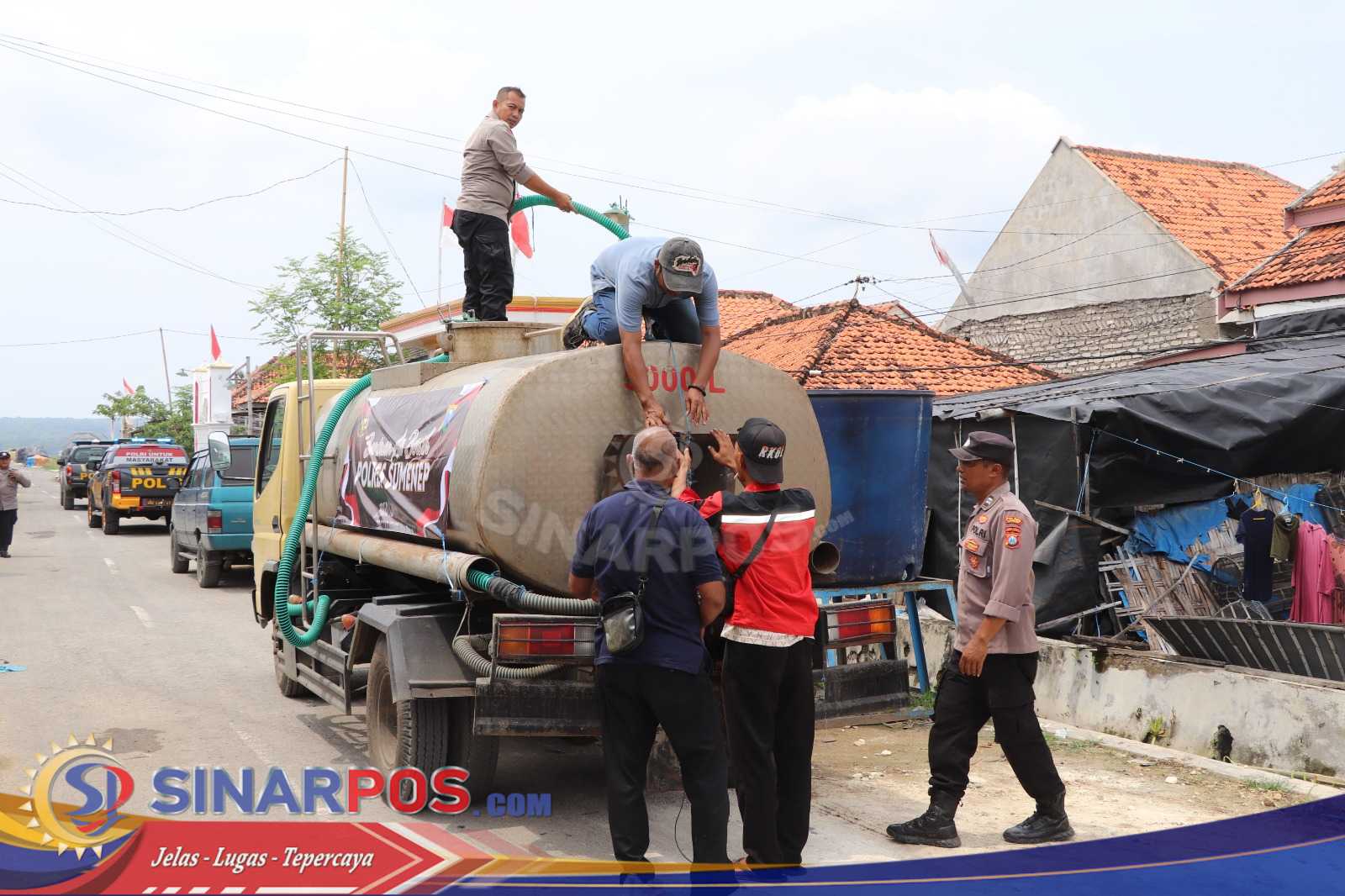 Polres Sumenep Salurkan Bantuan Air Bersih untuk Warga Desa Pinggirpapas, Kalianget