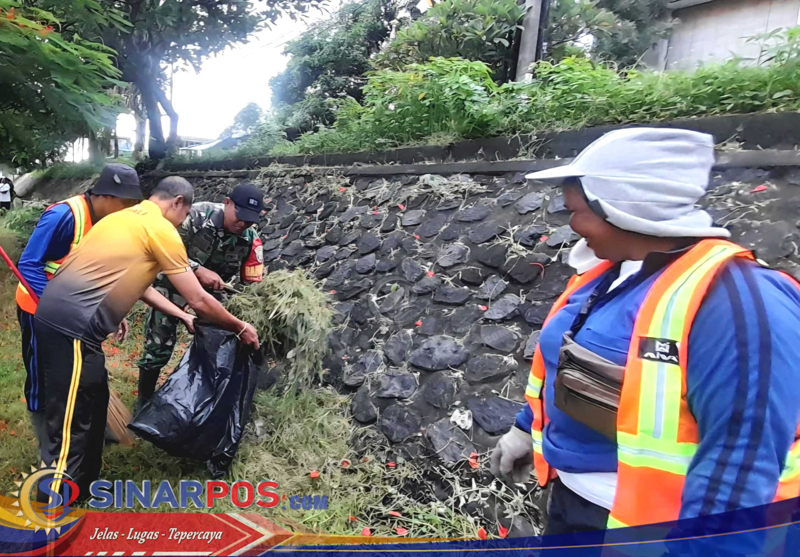 Bantaran Sungai Taman Pancing Kinclong: Babinsa dan Warga Bersatu dalam Kerja Bakti Bantaran Sungai Taman Pancing Kinclong: Babinsa dan Warga Bersatu dalam Kerja Bakti