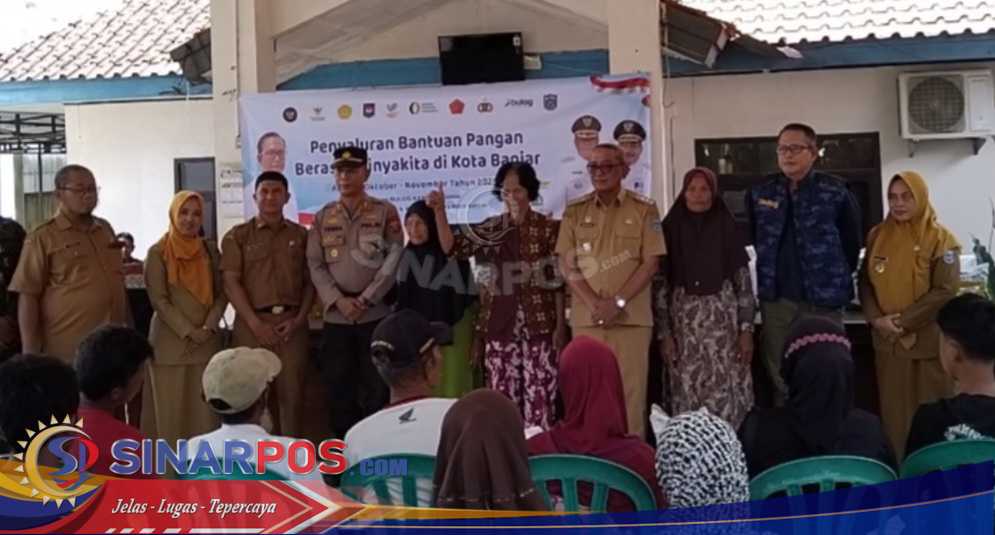 Pemkot Banjar dan Perum Bulog Salurkan Bantuan Pangan Beras dan Minyakita kepada 499 KPM Warga Waringinsari