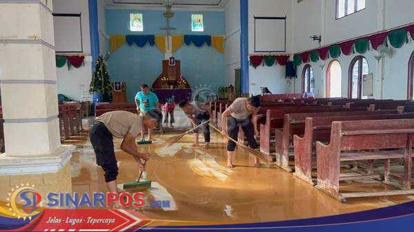 Polda Sumut Bersihkan Gereja HKBP Hutanabolon dan Ikut Ibadah Natal Bersama Warga