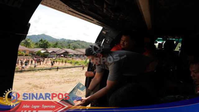Akses Jalan Darat Terputus, Gubsu Bobby Nasution Salurkan Bantuan Jalur Udara untuk Warga Tapteng