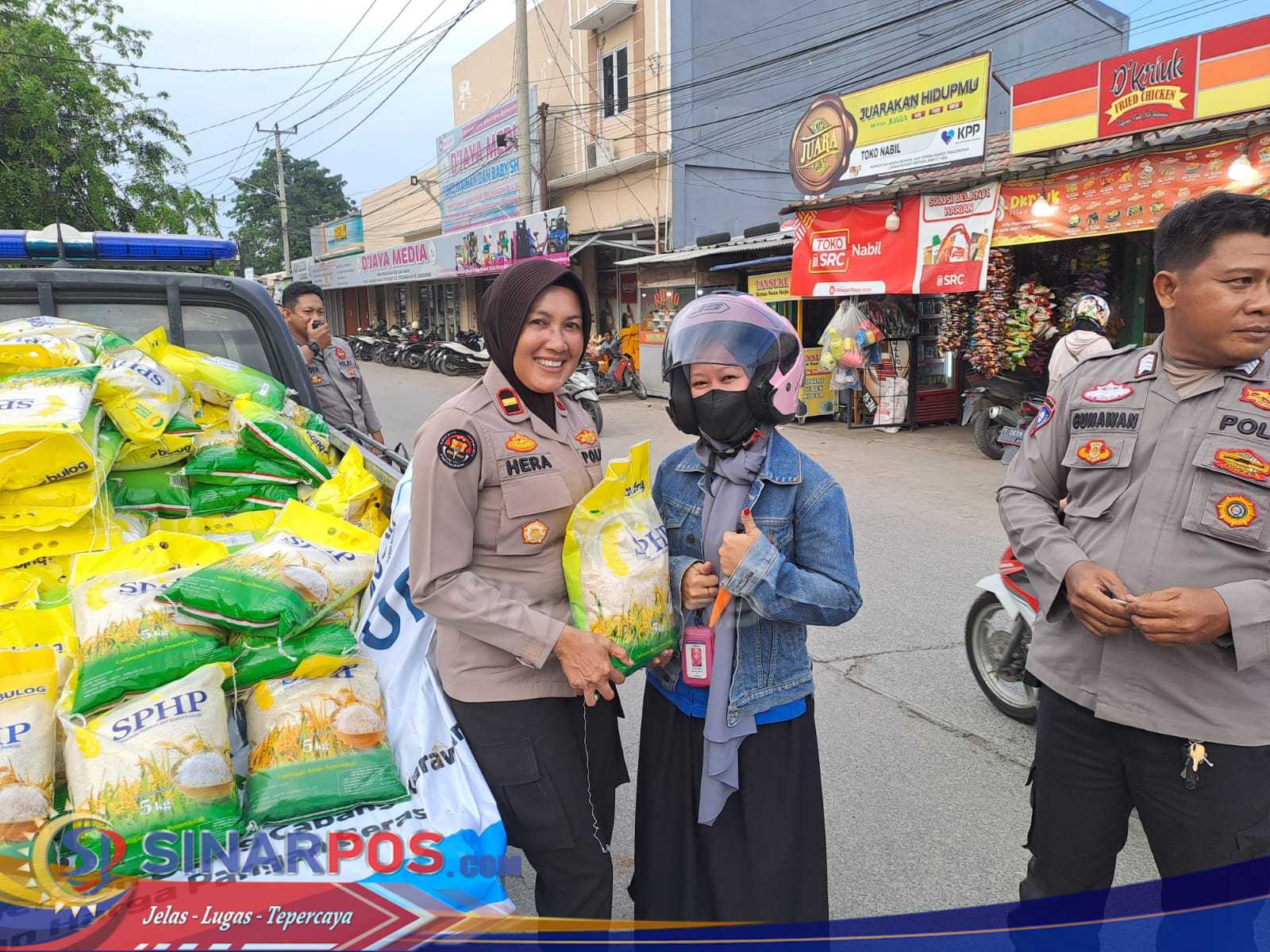 Polsek Purwasari Polres Karawang Sediakan Beras Murah Untuk Masyarakat Guna Meringankan Beban Pangan Masyarakat