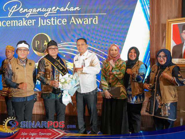 Raih Juara 3 Nasional, Kades Barusari Garut Terima Penghargaan Peacemaker Justice Award