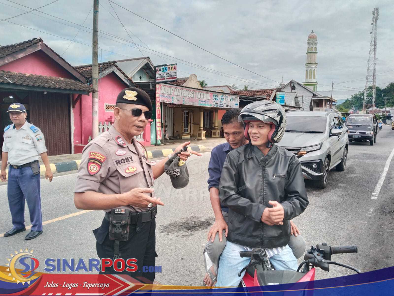 Personel Polsek Pesisir Tengah Berikan Himbauan Humanis kepada Pengendara agar Menggunakan Helm