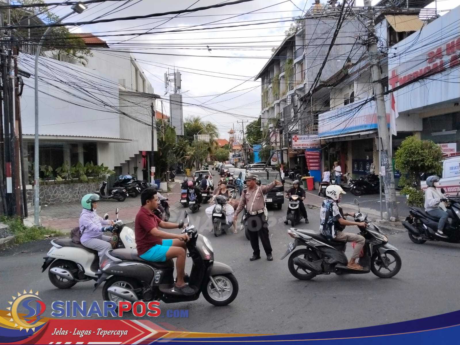 Ini Yang Di Lakukan Personel Polsek Kuta Utara Saat Simpang Batu Belig Macet