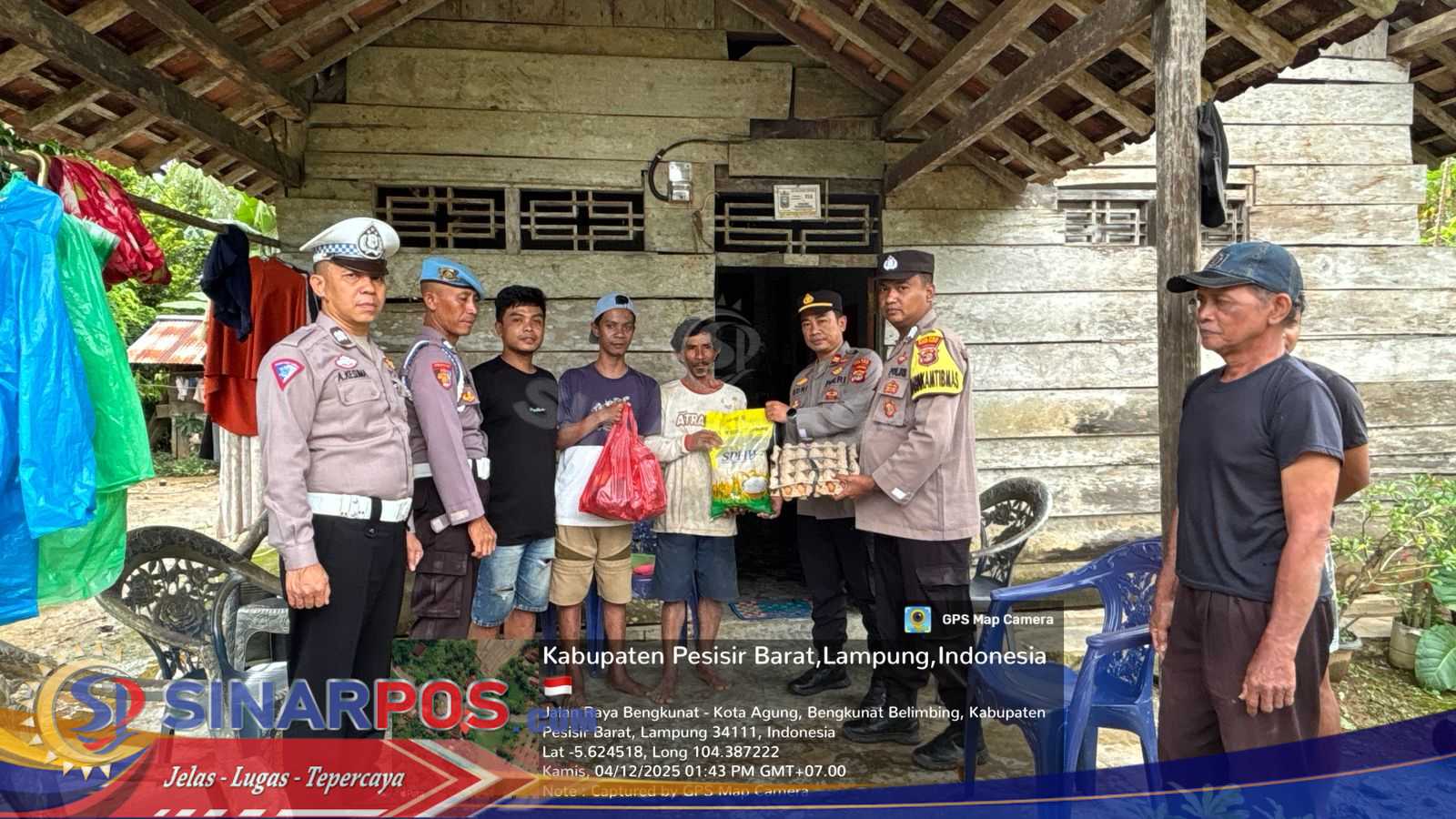 Respon Cepat Polsek Bengkunat: Bantu Warga Dan Salurkan Bantuan Untuk Korban Banjir di Pekon Pemerihan