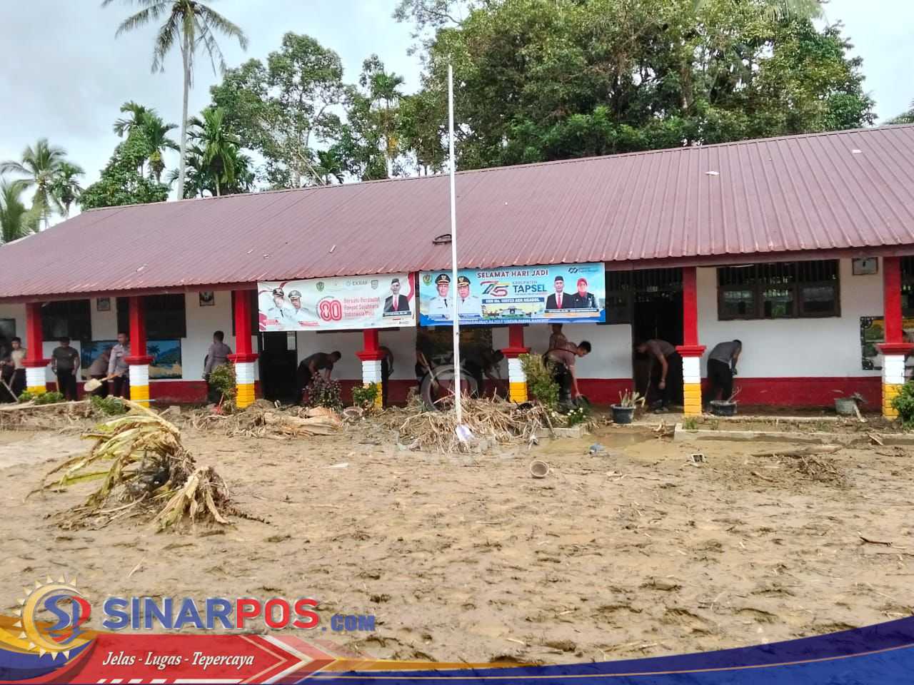 Hadir Untuk Masyarakat: Polda Sumut Bersihkan Sekolah dan Masjid Terdampak Longsor di Garoga
