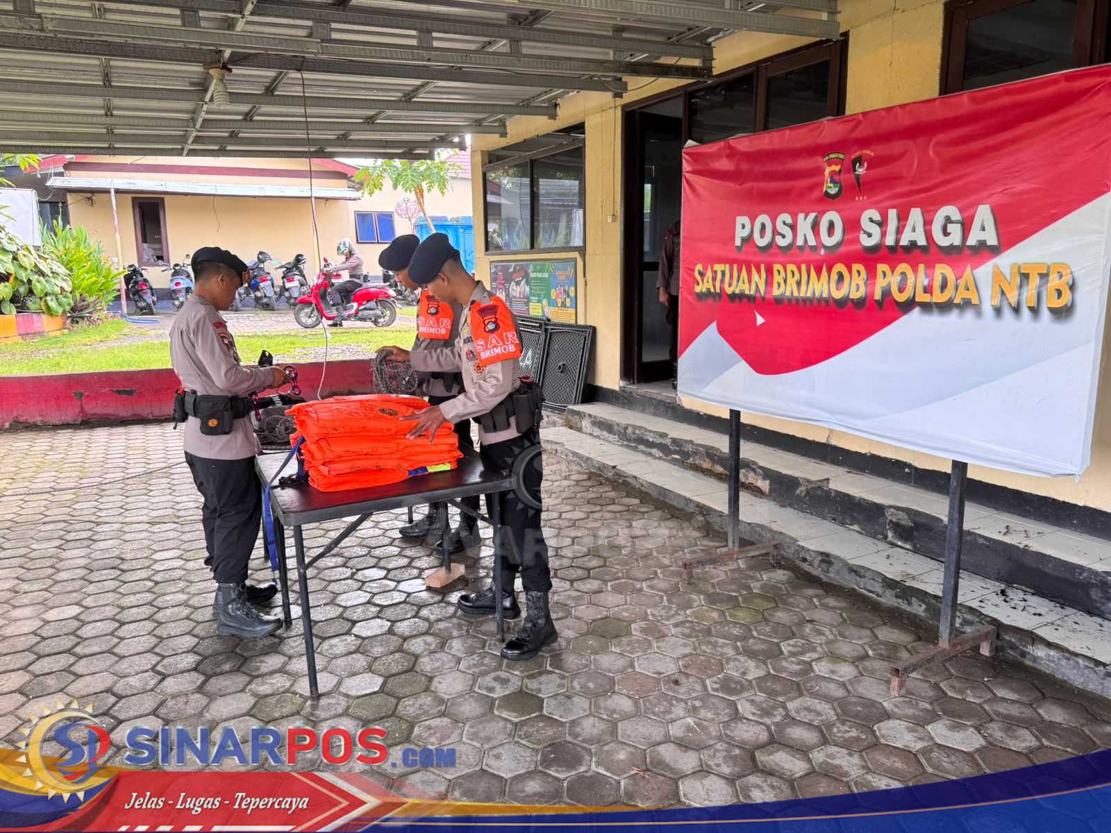 Brimob Polda NTB Siaga Penuh, Tim Aman Nusa II Bersiap Antisipasi Bencana Akhir Tahun Brimob Polda NTB Siaga Penuh, Tim Aman Nusa II Bersiap Antisipasi Bencana Akhir Tahun