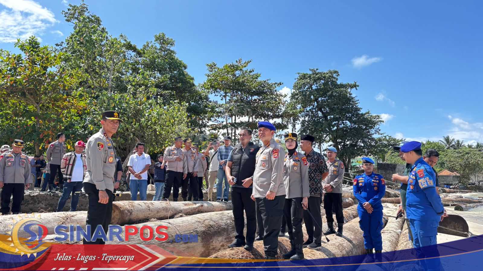 Kapolda Lampung bersama jajaran Polres Pesisir Barat Tinjau Kapal Tongkang yang Terdampar Di Perairan Pantai Tj. Setia