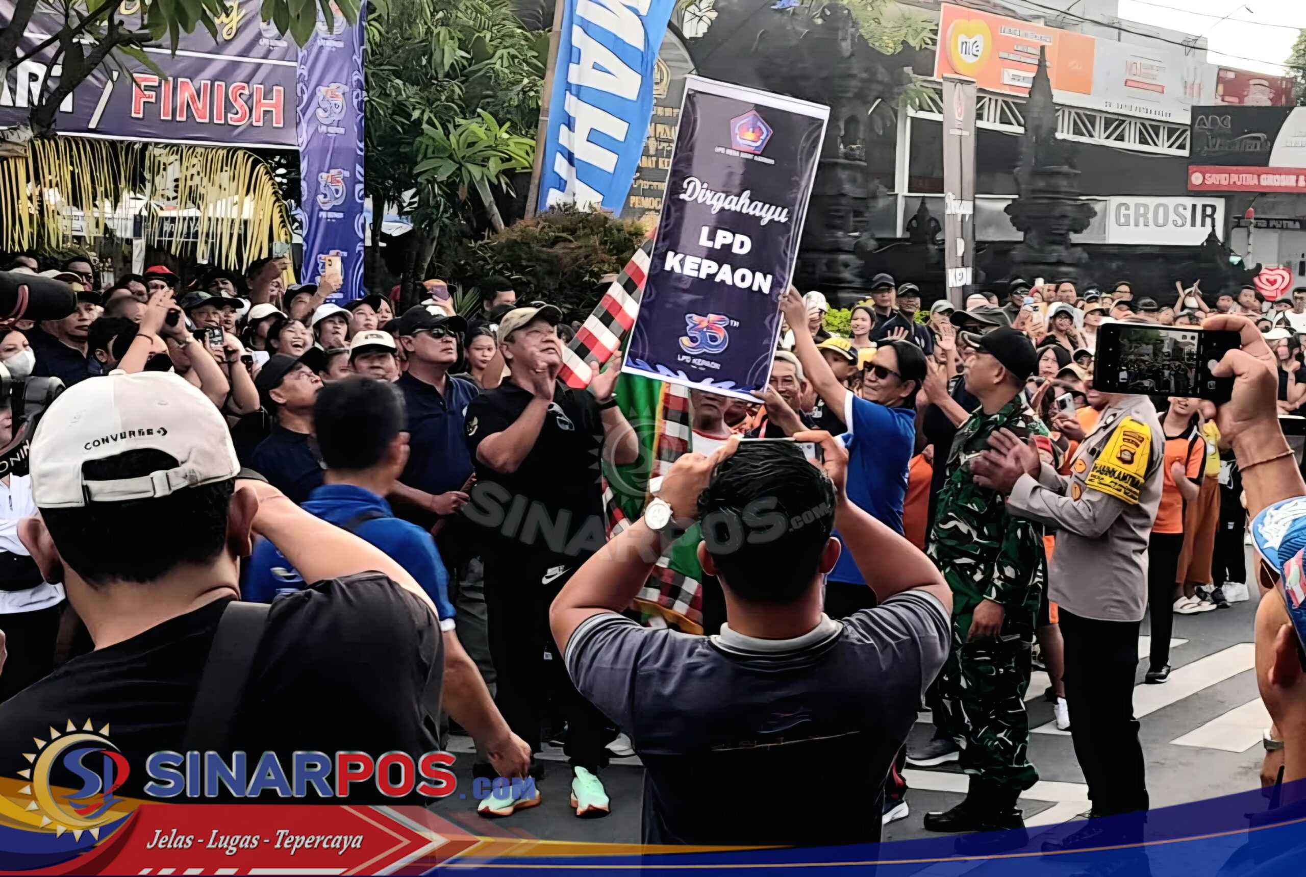Babinsa Serma Budi Mutar, Atensi Jalan Santai Merayakan HUT LPD Kepaon Ke-35 yang Sukses di Gelar Babinsa Serma Budi Mutar, Atensi Jalan Santai Merayakan HUT LPD Kepaon Ke-35 yang Sukses di Gelar