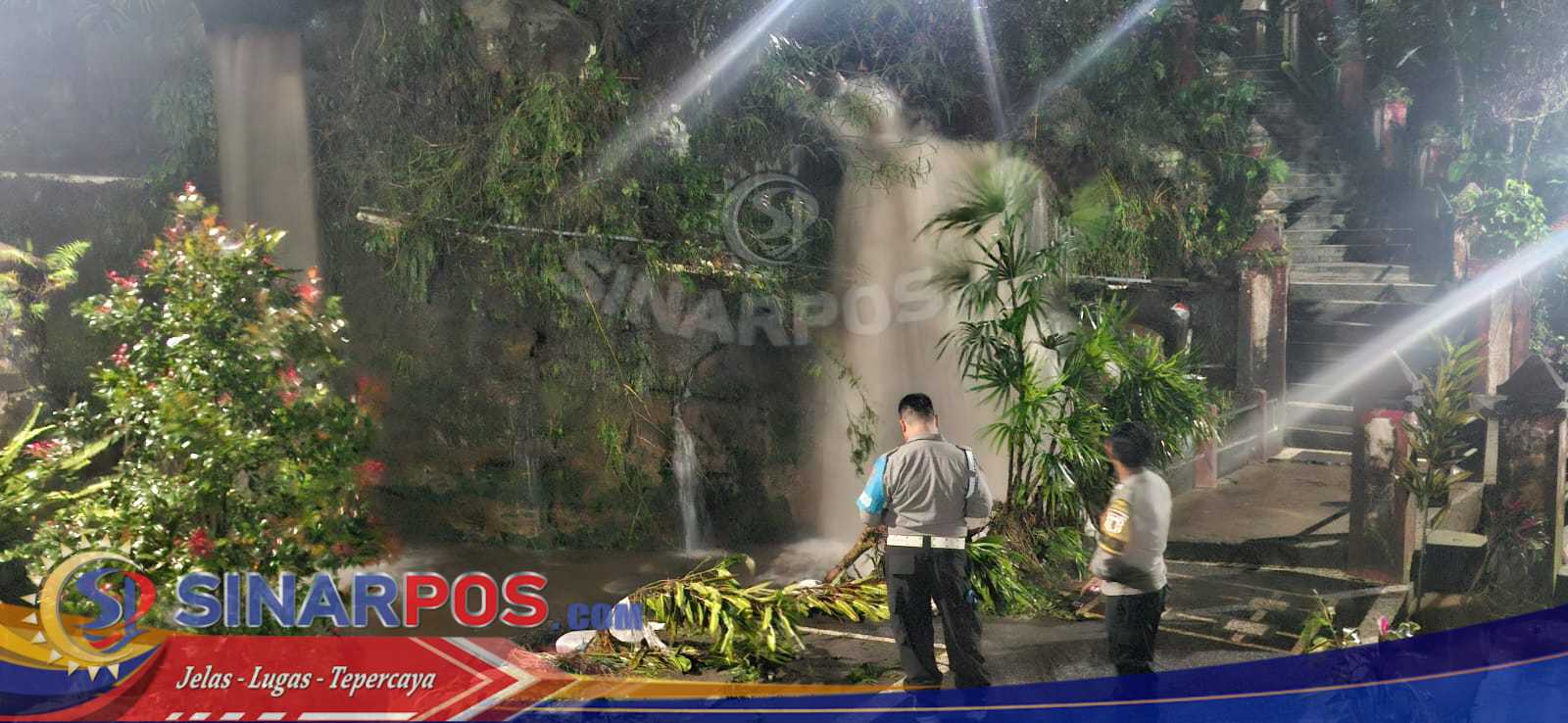 Antisipasi Banjir, Polsek Sembalun dan Polsek Montong Gading Gerak Cepat Cek Debit Air Sungai Pasca Hujan Deras