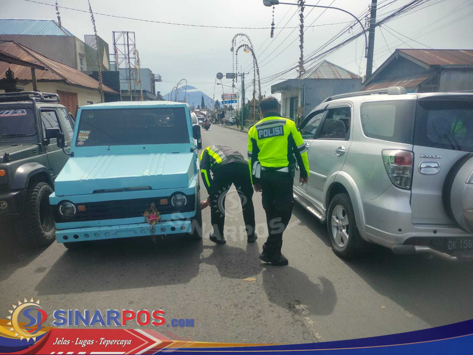 Parkir Dua Baris, Petugas Gembosi Ban Kendaraan