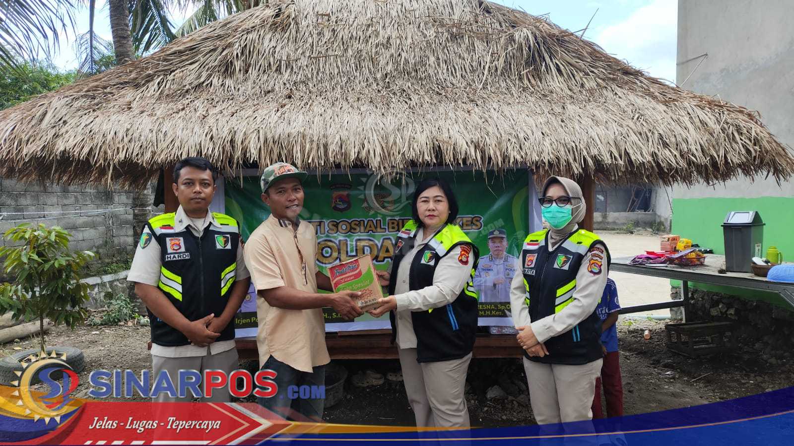 Bid Dokes Polda NTB Gelar Bakti Kesehatan dan Bagi Sembako