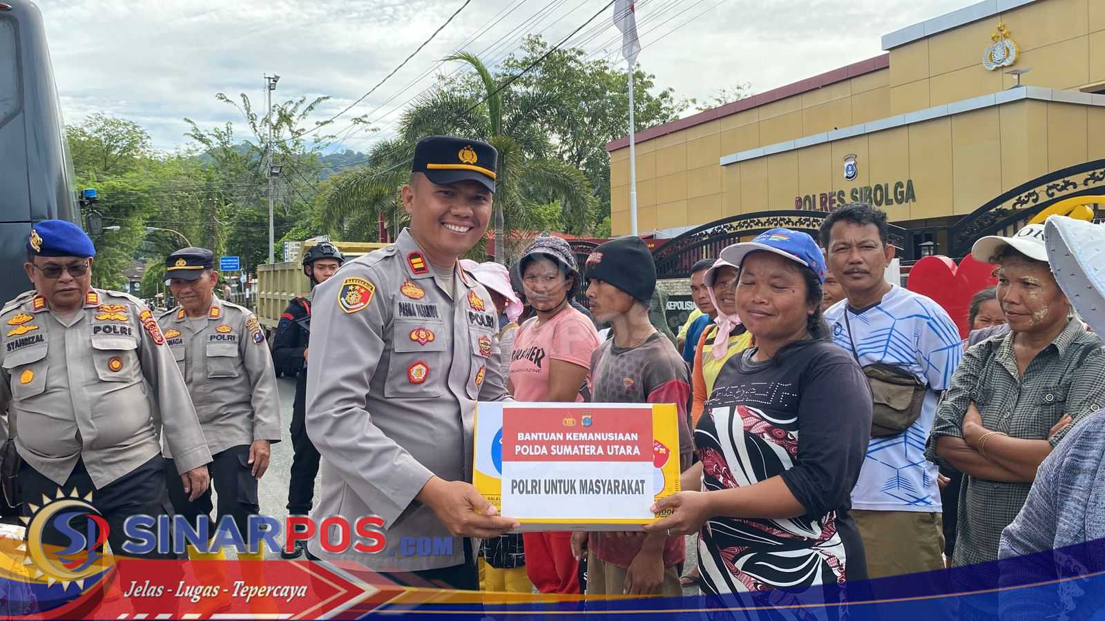 Polres Sibolga Salurkan Bantuan Sosial Bagi Korban Terdampak Banjir Dan Longsor Di Kota Sibolga Polres Sibolga Salurkan Bantuan Sosial Bagi Korban Terdampak Banjir Dan Longsor Di Kota Sibolga