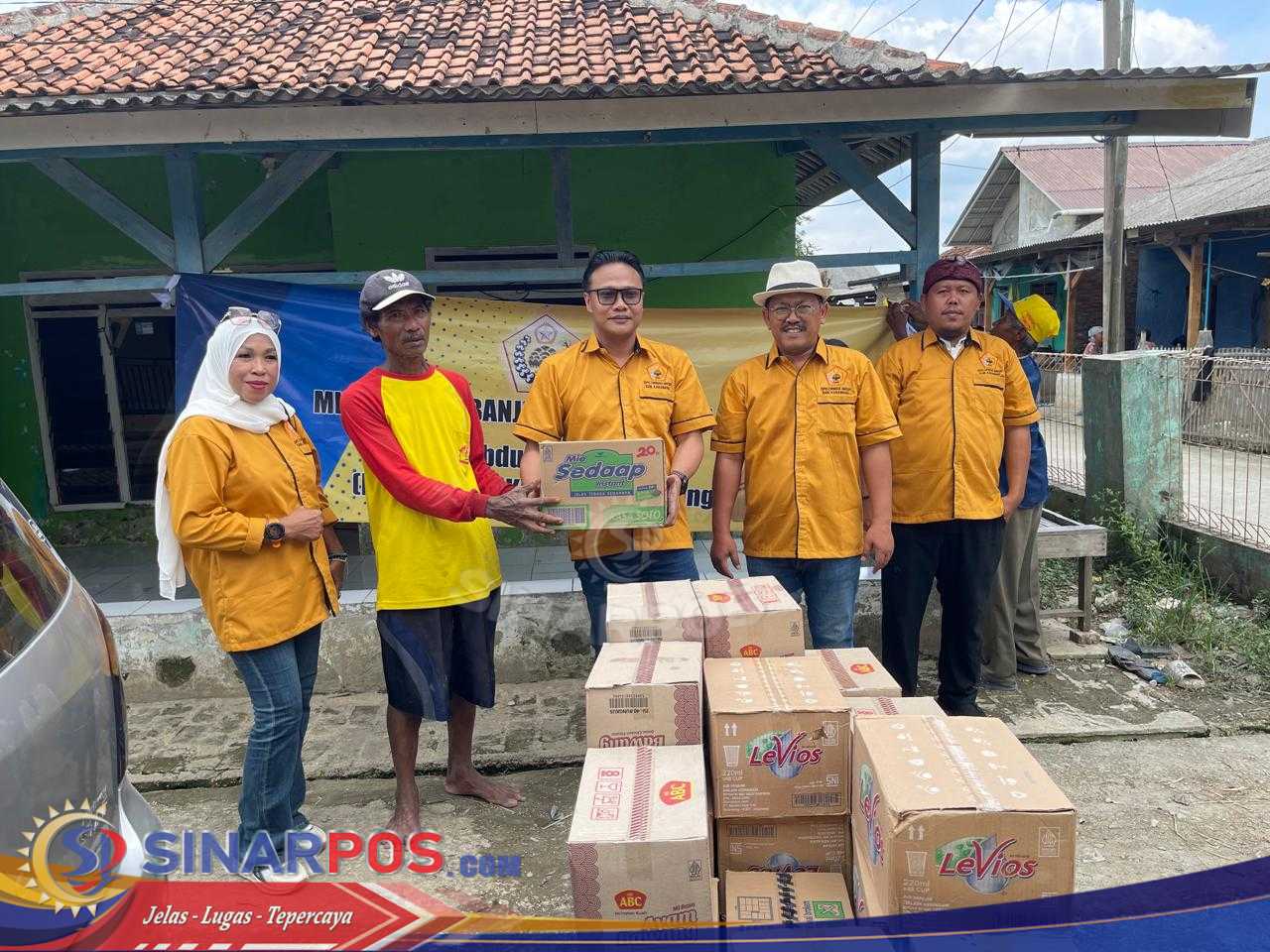 MKGR Karawang Salurkan Bantuan untuk Korban Banjir di Desa Karang Ligar
