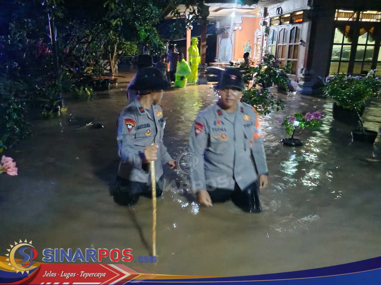 Sat Brimobda Bali Evakuasi Warga Terdampak Banjir Di Desa Melaya Jembrana
