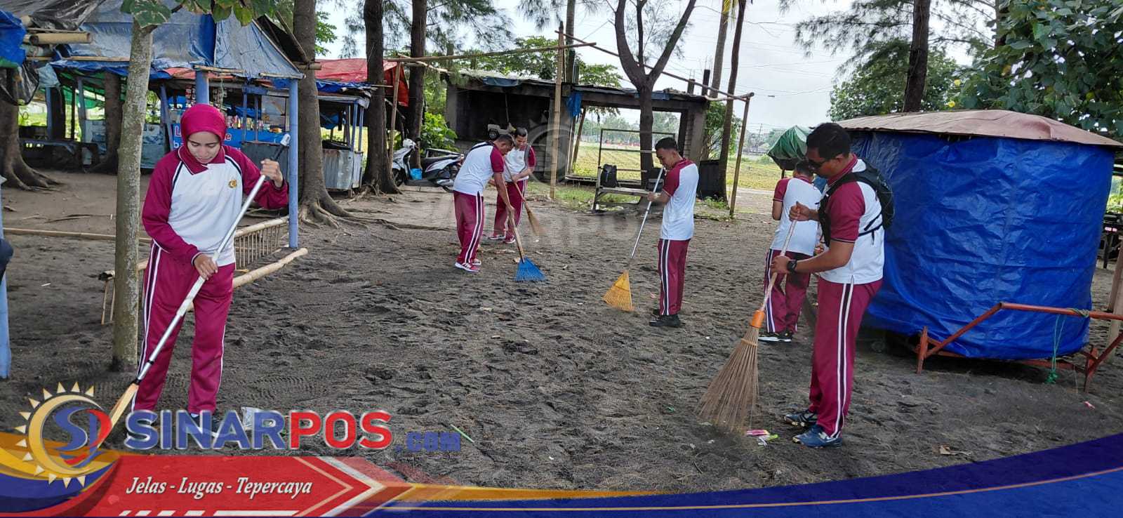 Ditpolairud Polda NTB Laksanakan Kegiatan Bersih-Bersih Pantai Gading Sekarbela