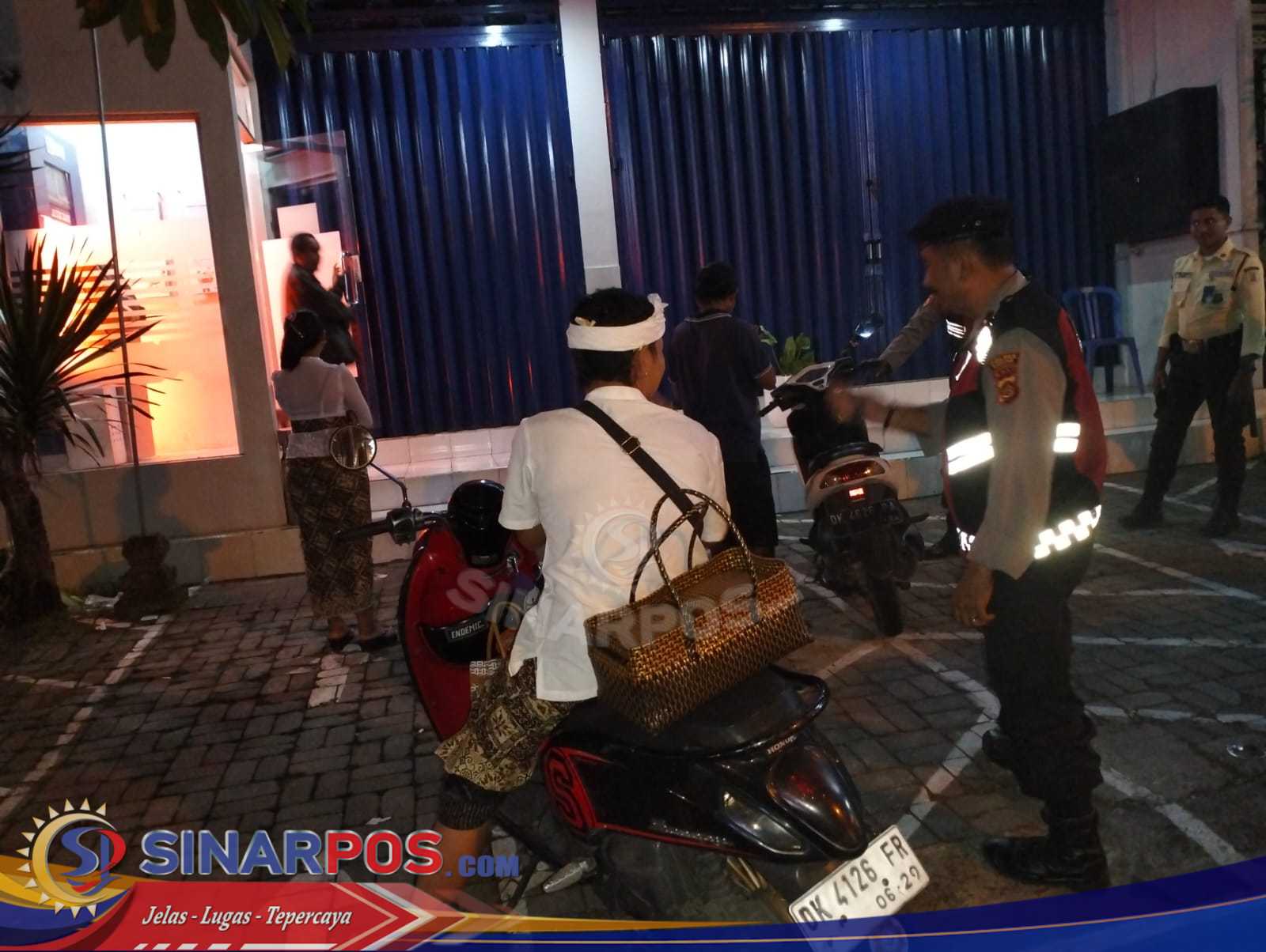 Wujudkan Harkamtibmas, Samapta Polsek Abiansemal Patroli Dialogis di Kawasan Perbankan & Strong Point Jalur Sepi