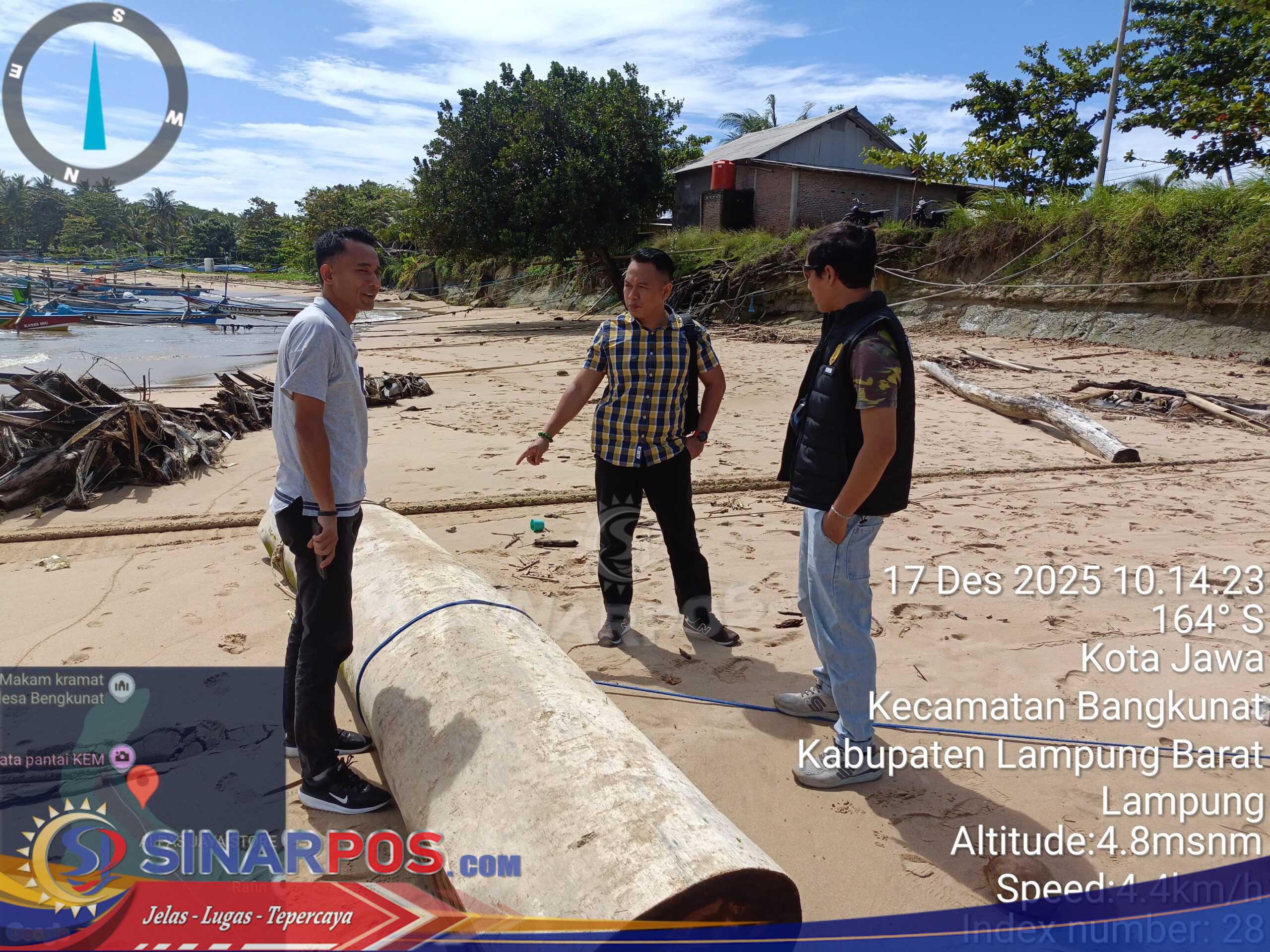 Polsek Bangkunat Lakukan Monitoring Temuan Kayu Gelondongan di Bibir Pantai Pelabuhan Kota Jawa