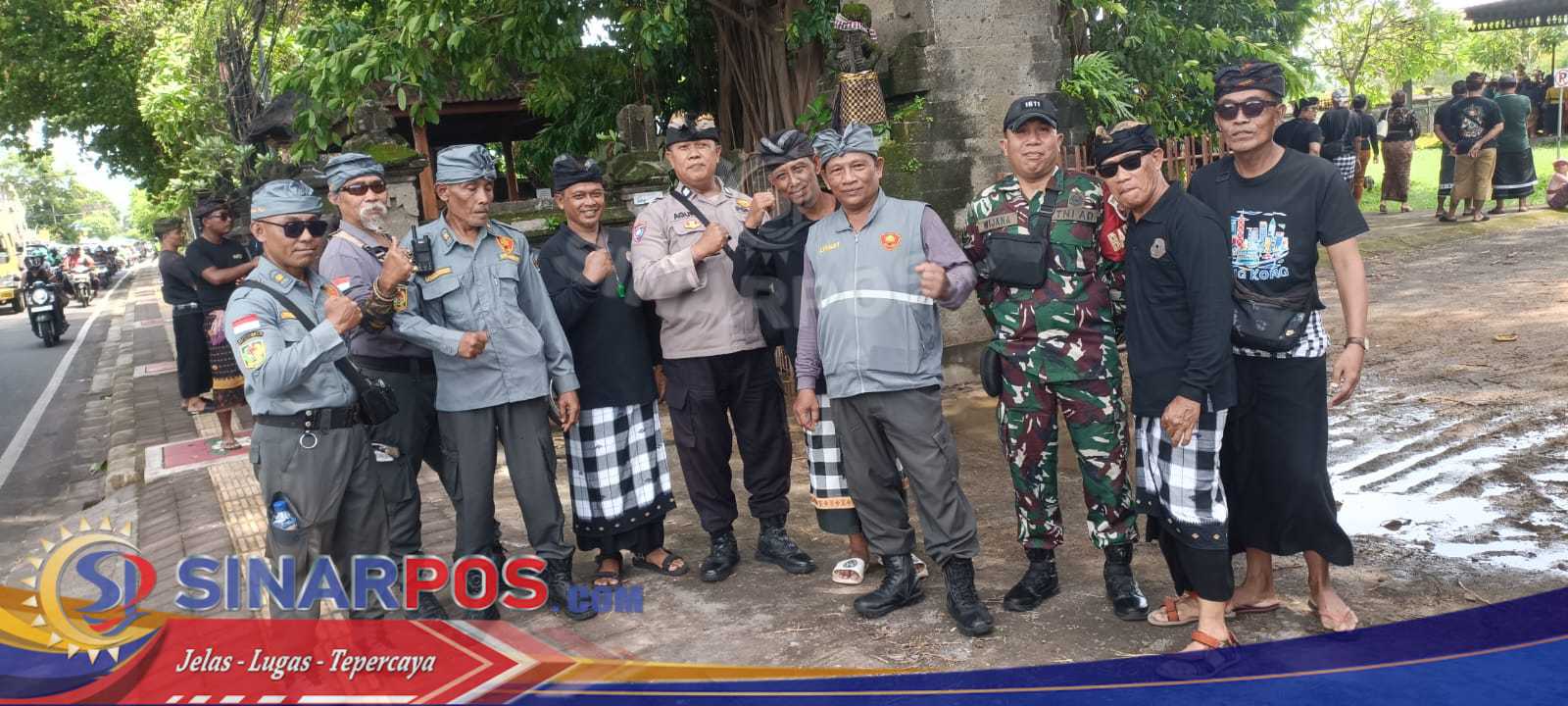 Sinergitas Bhabinkamtibmas, Babinsa, Linmas dan Pecalang Amankan Prosesi Ngaben di Dangin Puri