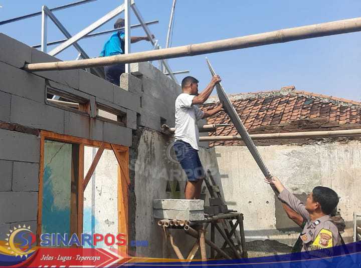 Aksi kepedulian, Bhabinkamtibmas Polsek Klari Prakarsai Pembangunan Rumah Warga