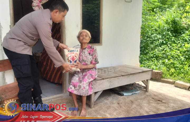 Mak Rosih, Nenek Tuna Netra di Desa Walahar didatangi Bhabinkamtibmas Połsek Klari