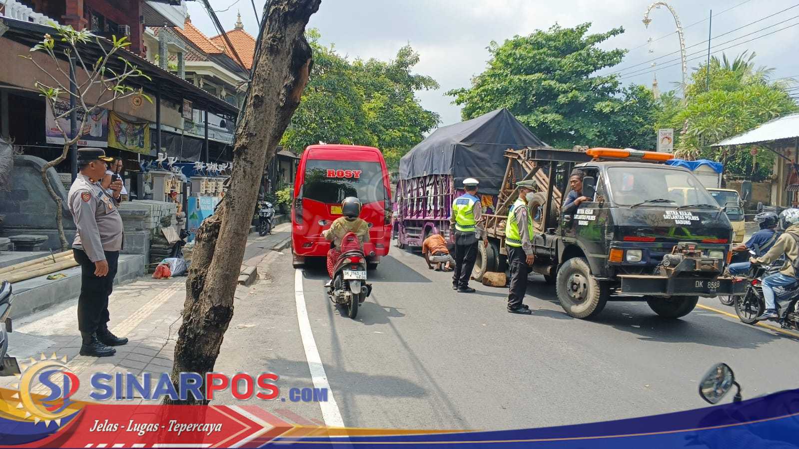 Kapolsek Mengwi Pantau Situasi Arus Lalu Lintas di Jalan Raya Kapal Akibat Truk Mengalami Kendala Teknis