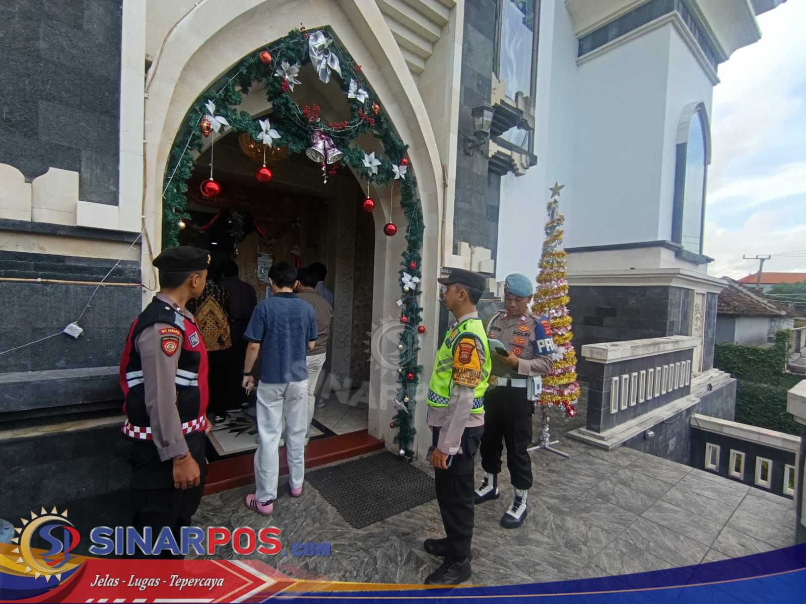 Kapolsek Denpasar Selatan Cek Langsung Pengamanan Ibadah Malam Natal 2025, Pastikan Personel Siaga di Setiap Gereja
