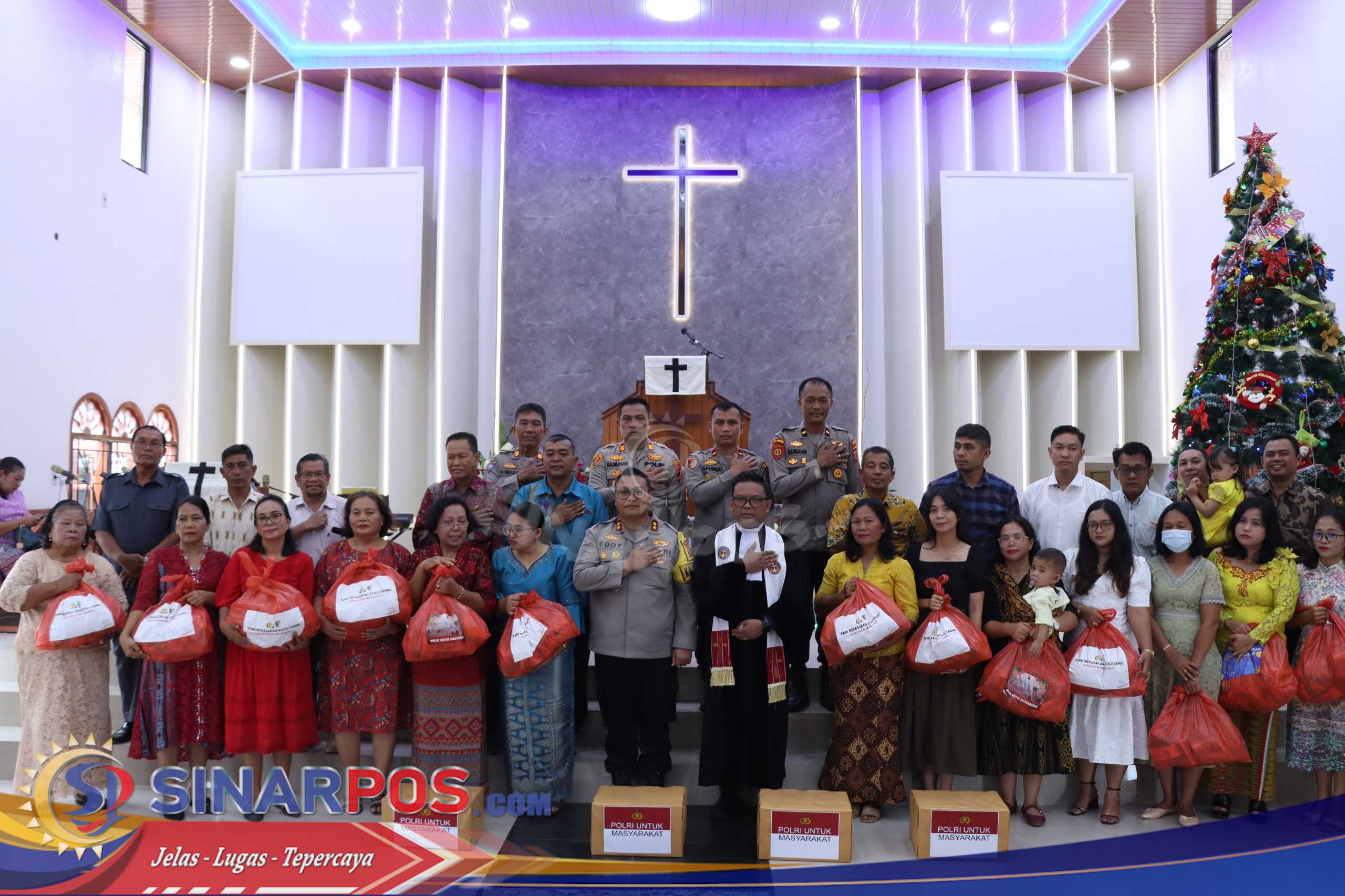 Keluarga Besar Polres Sibolga Laksanakan Natal Bersama Dengan Masyarakat, Bagikan Paket Natal Polri Kepada Warga Terdampak Banjir Dan Longsor