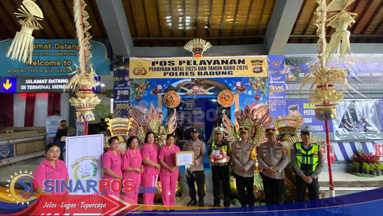 Beri Perhatian Untuk Anggota, Wakapolres Kompol Suarmawa Bagikan Bingkisan Petugas di Pos Nataru