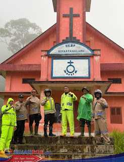 Kapolres Tapanuli Utara Tinjau Titik Longsor Parmonangan, Pastikan Warga Aman dan Evakuasi Berjalan Lancar