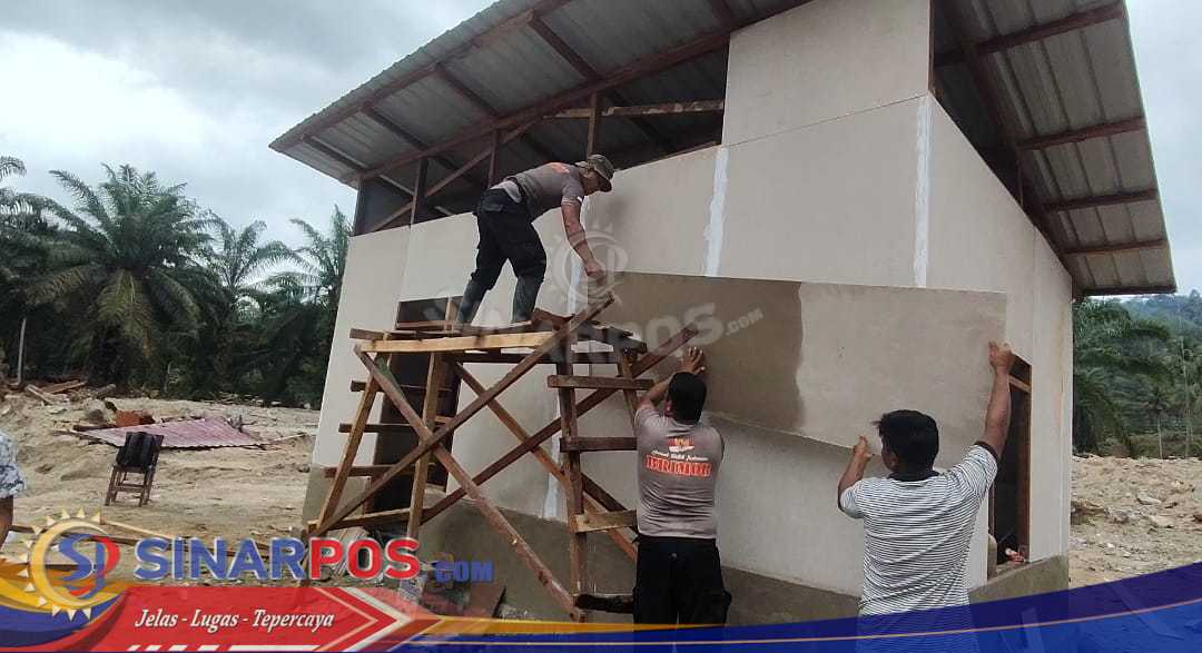 Brimob Polda Sumut Bersama Warga Percepat Pembangunan Hunian Sementara Korban Banjir di Tapsel