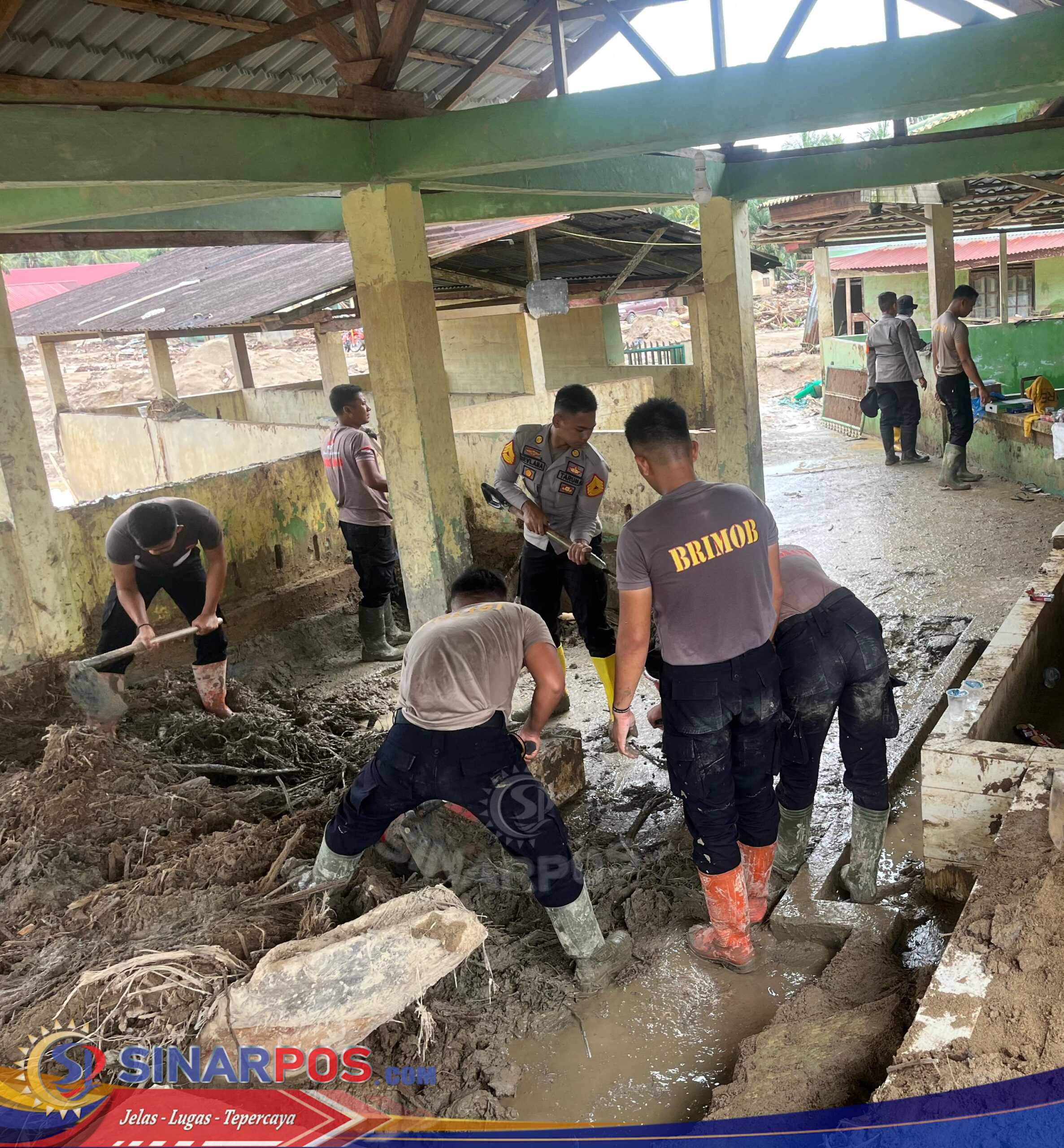 Tak Kenal Lelah, Polda Sumut Terus Bantu Bersihkan Rumah Warga Terdampak Banjir di Batang Toru