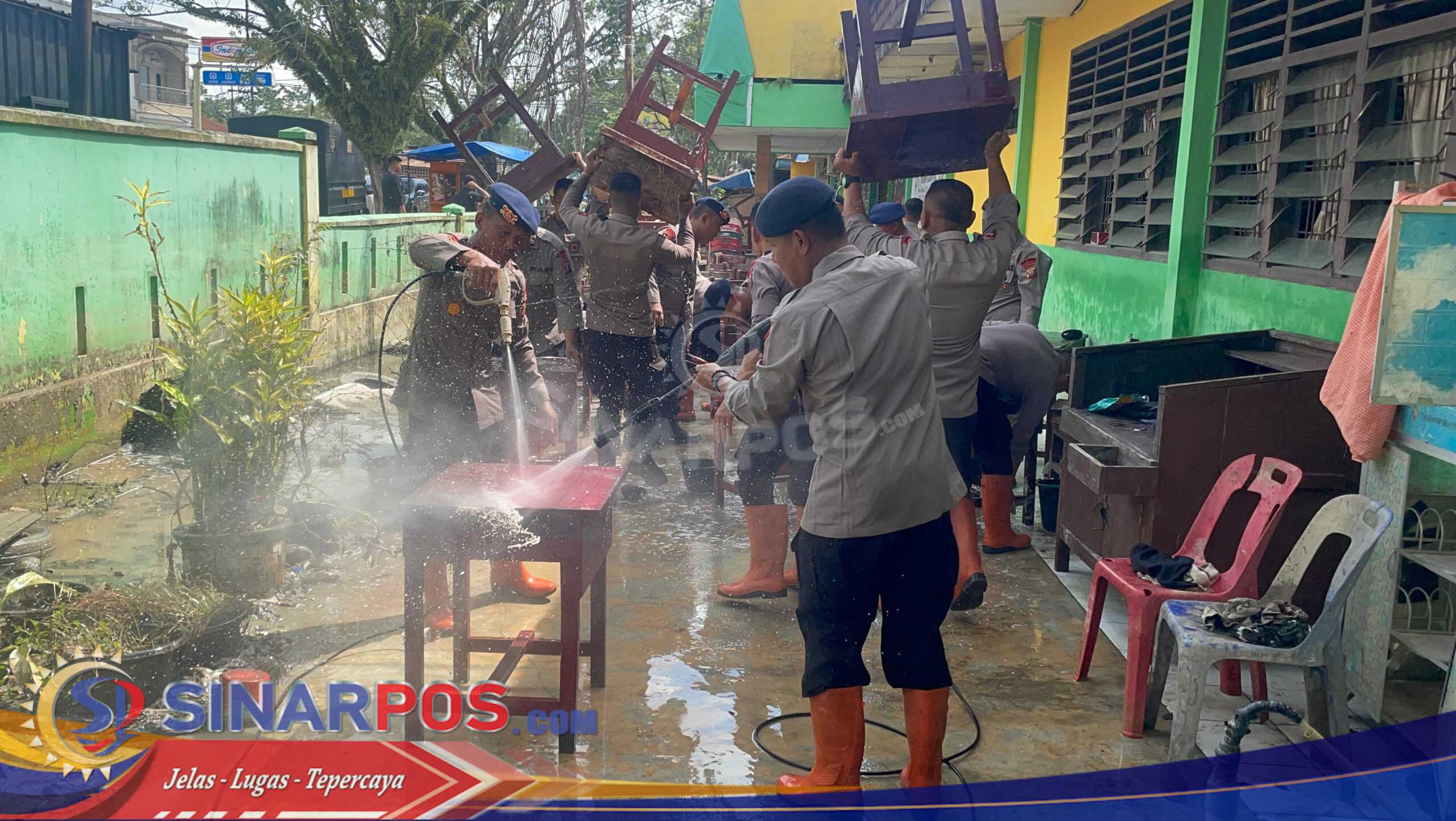 Brimob Polda Sumut Turun Tangan Bersihkan SMP Negeri 1 Tanjung Pura Pasca Banjir