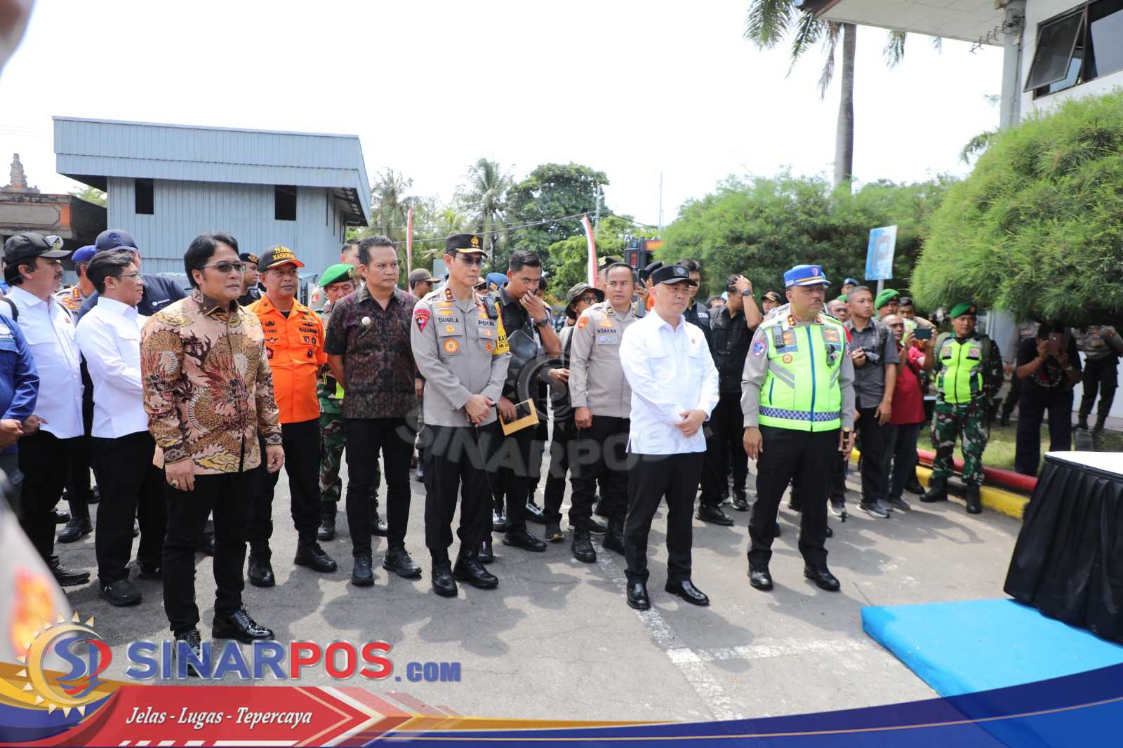 Kapolda Bali Dampingi Menteri Perhubungan dan Kakorlantas Tinjau Pengamanan Angkutan Nataru di Pelabuhan Gilimanuk